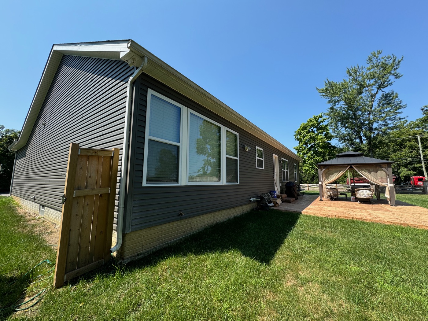 Soft-washed vinyl ranch home in a Groveport, OH family neighborhood
